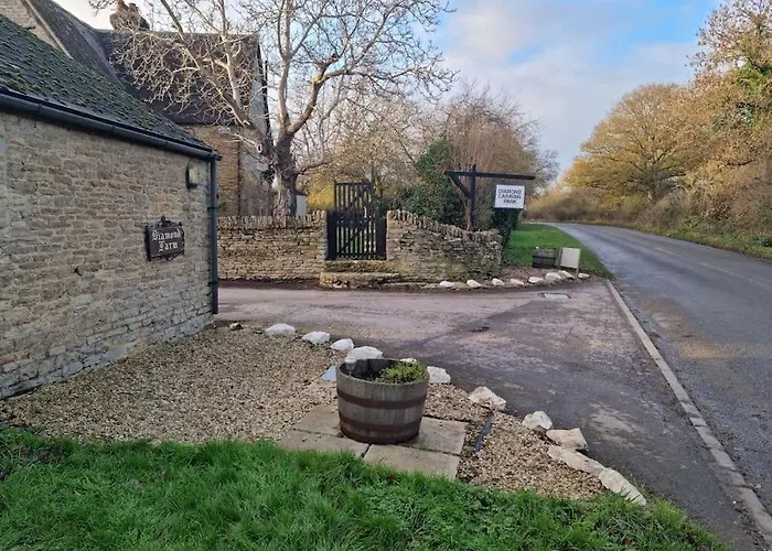Flamingos Nest Oxford Countryside Apartment Oxford - Bicester Village - Blenheim Palace - Wifi- Free Parking